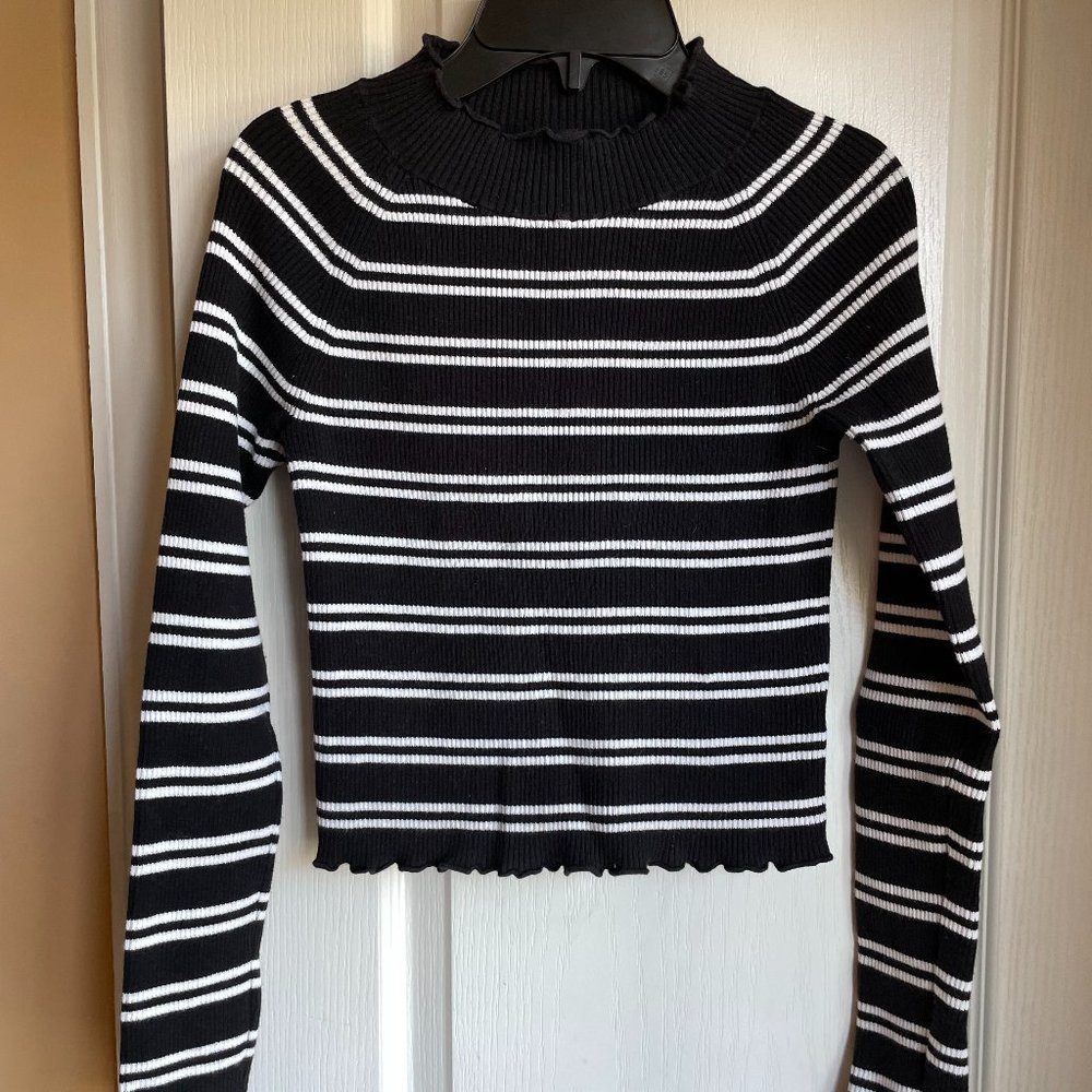 Kendall & Kylie long sleeve crop top